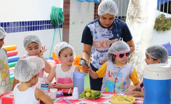 O dia começou com um momento de aula de culinária, para alunos do Infantil IV. Uma aula super saborosa.